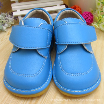 Solide blaue Baby-Schuhe Squeaky Schuhe